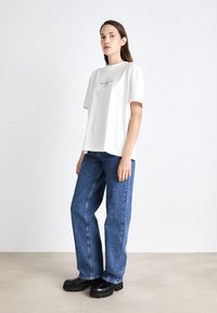 Calvin Klein Jeans MONOLOGO - T-shirt con stampa - bright white