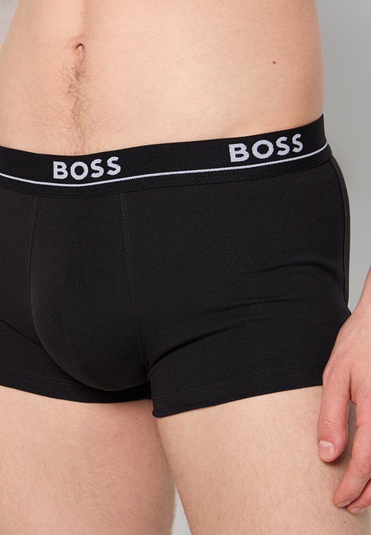 Czarne bawełniane bokserki z białym logo „BOSS” na elastycznym pasie. Krój jest dopasowany, gładki i bezszwowy.