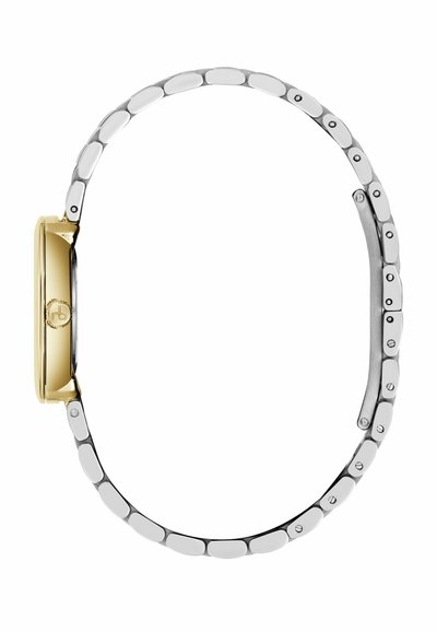 Vue latérale d'une montre-bracelet avec un boîtier doré et un bracelet en maillons métalliques argentés avec une boucle.