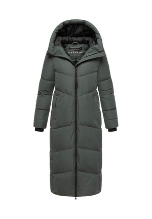 Palton lung, îmblănit, de iarnă, de culoare verde închis, cu glugă, fermoar pe toată lungimea din față, buzunare laterale și manșete interioare negre.