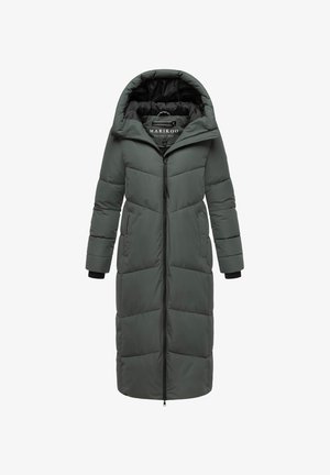 Palton lung, îmblănit, de iarnă, de culoare verde închis, cu glugă, fermoar pe toată lungimea din față, buzunare laterale și manșete interioare negre.