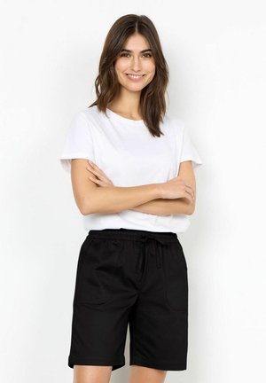 Witte t-shirt met korte mouwen gecombineerd met zwarte shorts met een elastische tailleband en twee voorzakken. Casual en comfortabele stijl.