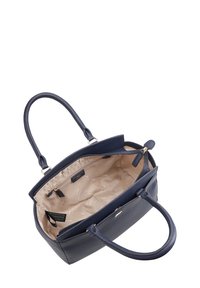 Marineblauwe leren handtas met dubbele handgrepen, gouden hardware en een ruime beige binnenkant met zakken en een ritscompartiment.