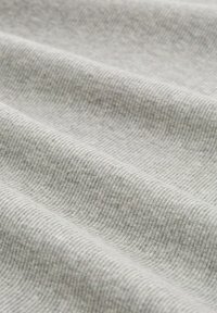 Hellgrauer, gerippter Stoff mit einer weichen Textur, der gleichmäßig verteilte horizontale Linien und ein insgesamt glattes Aussehen aufweist.