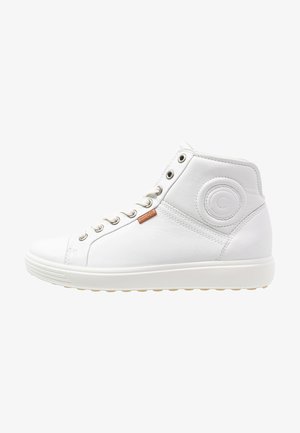 Witte leren hoge sneaker met een rond embleem aan de zijkant, zilveren veterogen, witte veters en een gestructureerde zool. Opvallend merklabel zichtbaar.