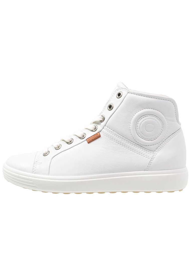 Weiße Leder-Hochtop-Sneaker mit einem runden Emblem an der Seite, silbernen Ösen, weißen Schnürsenkeln und strukturiertem Profil. Auffälliges Markenetikett sichtbar.