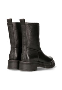 Zwarte leren enkelboots met een gestructureerde afwerking en een zware zool. De zijkanten hebben merkgebonden stofaccenten en trekbanden voor gemakkelijke aan- en uittrekken.
