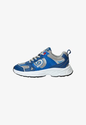 Blauwe en grijze sportieve sneaker met witte zool, mesh panelen, veters en een groot "C" logo aan de zijkant.