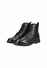 Bottines en cuir noir avec des bouts ronds, design à lacets, coutures décoratives, semelles en caoutchouc et une étiquette logo sur le côté.