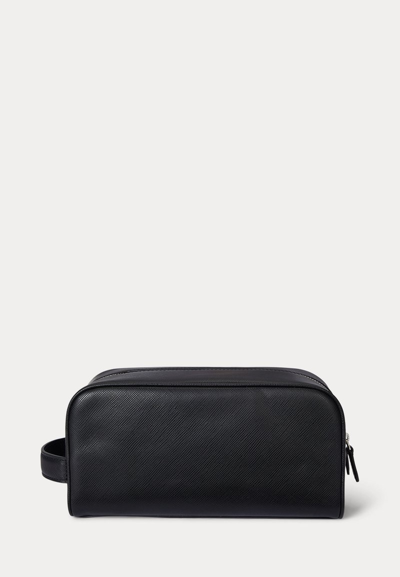 Astuccio da toilette rettangolare in pelle nera texturizzata con maniglia laterale e chiusura con cerniera su sfondo semplice.