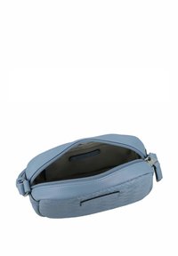 Kleine blaue Lederhandtasche mit einem strukturierten Gewebemuster, Reißverschlussverschluss und einem geräumigen Innenraum. Kompakte Form, glatte Oberfläche und verstellbarer Tragegurt.