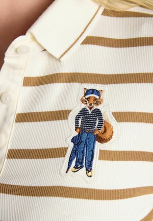 Braun-weiß gestreiftes Hemd mit einem kleinen, bestickten Fuchs, der eine Mütze, ein gestreiftes Hemd, blaue Hosen trägt und einen Regenschirm hält.