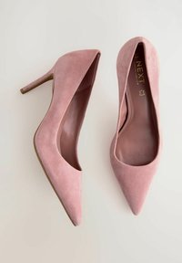 Zapatos de tacón alto de ante rosa con punta afilada y tacón de aguja delgada. Presentan un interior suave y un sutil logotipo en la plantilla.