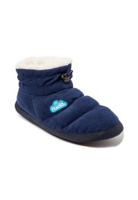 Zapatilla de tela acolchada color navy con forro blanco suave, cordón ajustable y suelas de goma negra. Presenta un logo azul en el lateral.