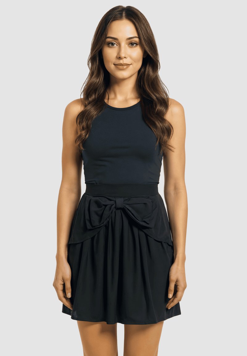 Vestido negro con un top sin mangas ajustado y una falda acampanada, que presenta un gran lazo en la cintura, hecho de una tela suave.
