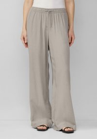 Lichtgrijze, wijde broek met een elastische tailleband en een koord. Gemaakt van een zachte, lichte stof. Rechte snit.