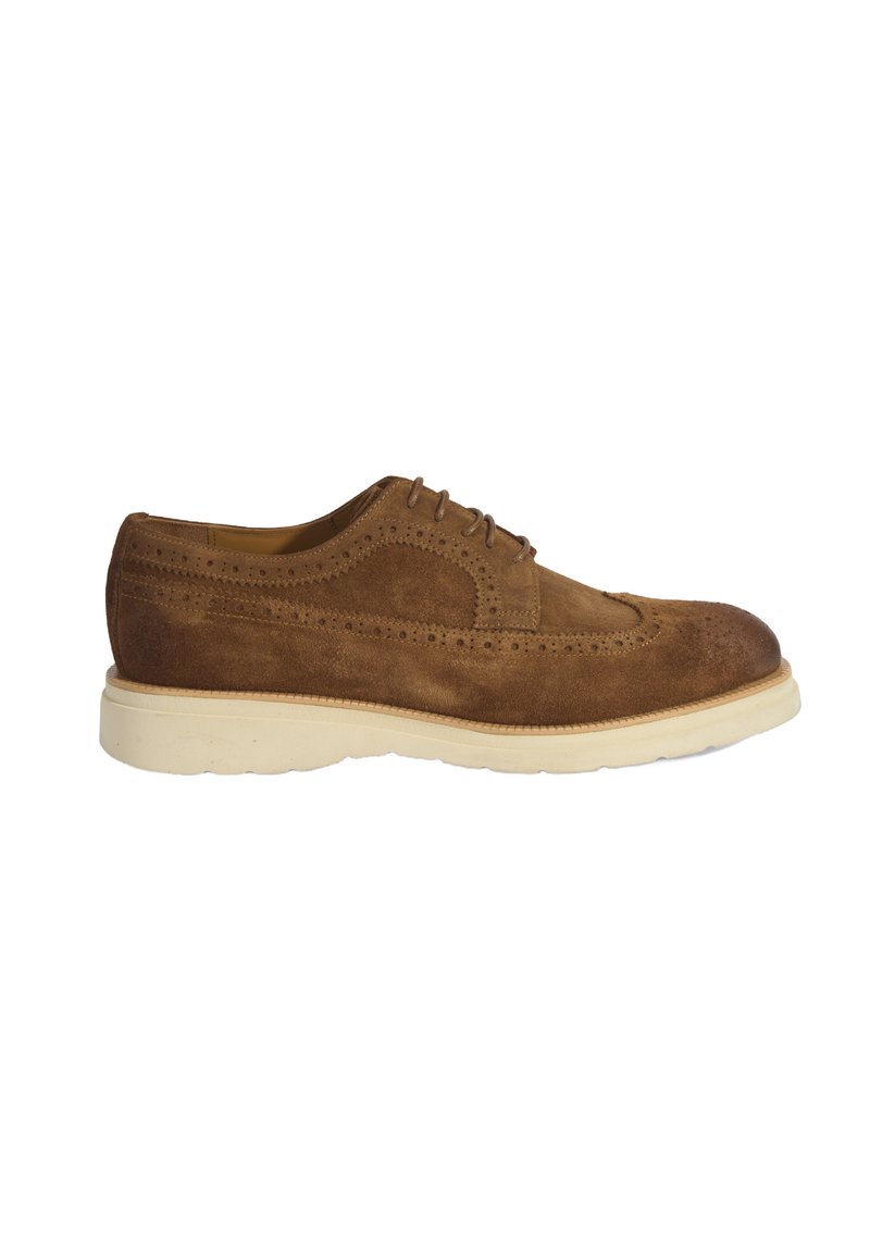 Chaussure en daim marron avec des détails de brogue, bout rond et semelle en caoutchouc beige. Présente des perforations subtiles et un design léger.