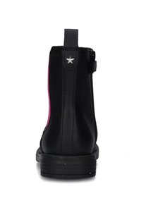 Stivale alla caviglia nero con superficie liscia, dettagli laterali rosa, zip sul retro e una stella decorativa in argento. Punta tonda e suola bassa e testurizzata.