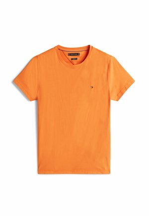 Oranje katoenen T-shirt met korte mouwen en een ronde hals; heeft een klein logo accent op de borst. Soepele textuur, standaard pasvorm.