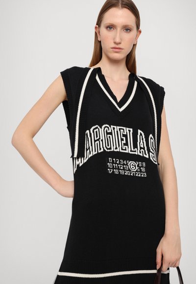 Vestido de malha preto sem mangas com decote em V profundo, detalhes em branco, design de texto grande e padrões numéricos na parte da frente.