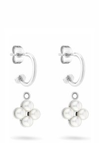 Silverörhängen med blomdesign som har fyra vita pärlor i mitten. Mjuk textur och polerad finish.