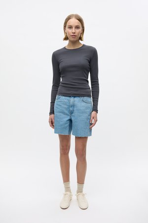 BILOBA - Jeans Shorts - mid light blue