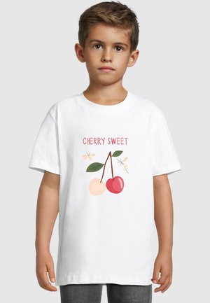 Hvit bomulls t-skjorte med teksten "CHERRY SWEET", med en rosa og rød kirsebærgrafikk og grønne blader. Korte ermer, rundhalsdesign.