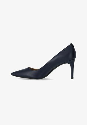 Marineblauwe hoge pump van soepel leer, met een spitse neus en een slanke hak. Eenvoudig ontwerp zonder extra versieringen.