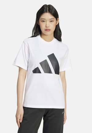 Wit katoenen T-shirt met een groot zwart grafisch ontwerp van drie strepen in het midden. Korte mouwen en een ronde hals.