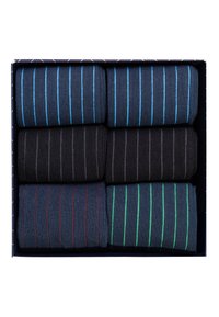Doos met zes gestreepte sokken. Donkerblauw en zwart met dunne contrasterende strepen in blauw, groen en rood. Zachte gebreide textuur.