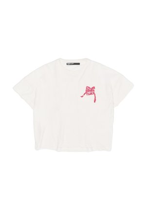Maglietta in cotone bianco con vestibilità rilassata e maniche corte, caratterizzata da una grafica a forma di fiocco rosa sul lato sinistro del petto e collo a giro.