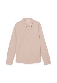 Camisa de manga larga color beige claro con cuello abotonado, dos bolsillos delanteros y tela texturizada. Acabado suave y ajuste relajado.