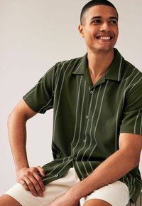 Next TEXTURED SHORT SLEEVE - Hemd - olive green