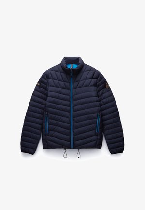 Marineblauwe gewatteerde jas met een hoge kraag, contrasterende blauwe rits en twee ritszakken aan de zijkant. Voorzien van een koord onderaan voor verstelbaarheid.