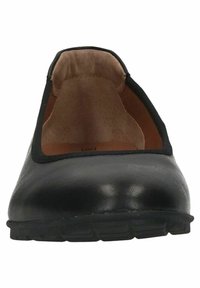 Zwarte leren balletschoenen met een ronde neus en een laag profiel zool. De binnenvoering is bruin, en de randen hebben een contrasterende zwarte bies.