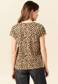 BONOBO Jeans MIT KURZEN ÄRMELN - T-shirt med print - camel