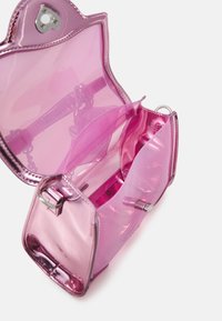 Roze transparante handtas met een gevormde buitenkant, metalen accenten, een binnenzak en een schouderband van ketting. Zachte textuur, glanzende afwerking.