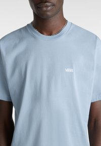 Vans LEFT CHEST LOGO TEE - Jednoduché tričko - dusty blue