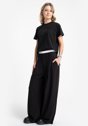 - Spodnie materiałowe