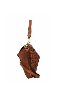 Borsa a mano in pelle marrone con texture intrecciata, dotata di una tracolla regolabile, hardware in ottone e una forma strutturata.