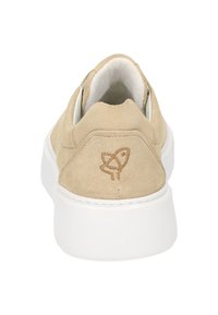 Beige Wildledersneaker mit weißer Gummisohle. Merkmale sind eine runde Zehenpartie, ein glatter hinterer Bereich und ein dezentes Logodetail, das auf der Ferse gestickt ist.