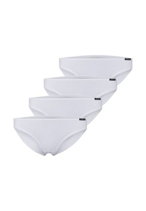 Cuatro braguitas de bikini de algodón blanco apiladas en diagonal, cada una con una pequeña etiqueta negra de la marca en la cinturilla.