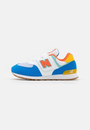 Baskets New Balance enfant bleu, blanc et orange avec des bandes Velcro et une semelle en caoutchouc sur fond uni.