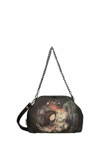 Schwarze Handtasche mit Kettenriemen, versehen mit einer farbenfrohen Illustration eines Mädchens und dem Text "Imagination ist sehr mächtig." Glatte Textur, halbstrukturierte Form.