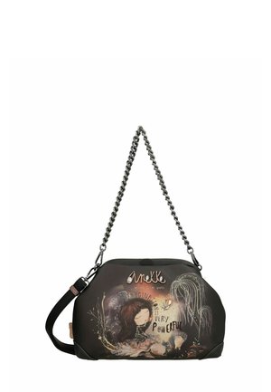 Sac à main noir avec bandoulière en chaîne, présentant une illustration colorée d'une fille et le texte « L'imagination est très puissante. » Texture lisse, forme semi-structurée.