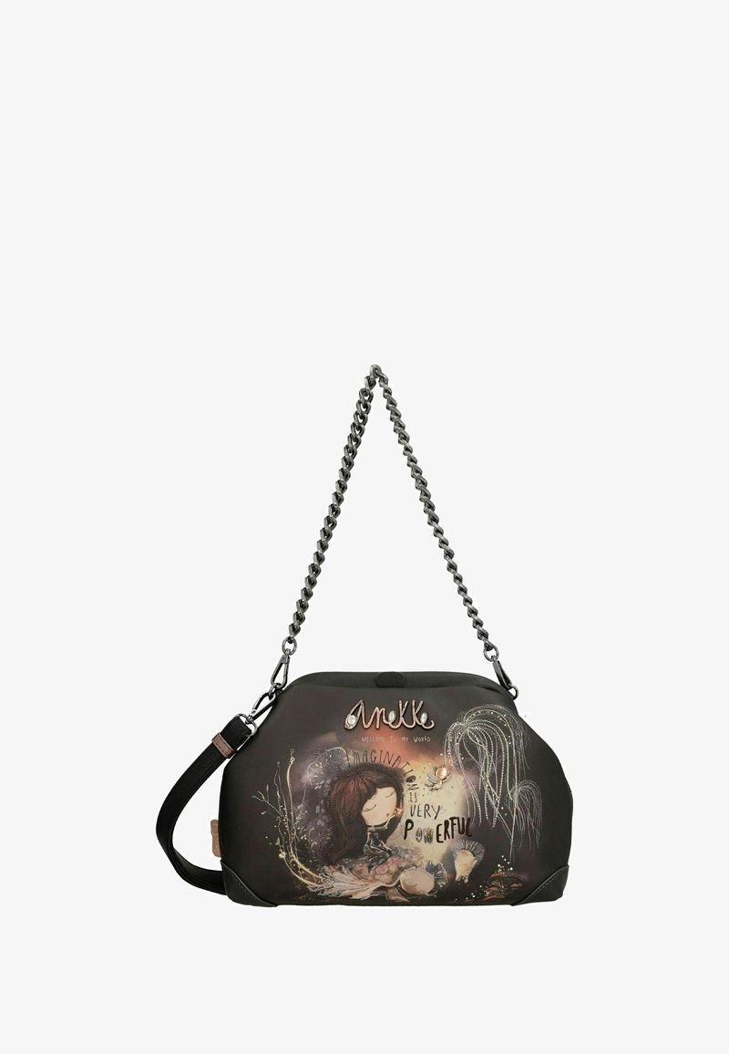 Schwarze Handtasche mit Kettenriemen, versehen mit einer farbenfrohen Illustration eines Mädchens und dem Text "Imagination ist sehr mächtig." Glatte Textur, halbstrukturierte Form.