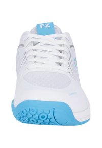 Valkoinen urheilukenkä, jossa on teksturoitu päällinen, sinisiä yksityiskohtia pohjassa ja kielessä sekä nauhakiinnitys. Ominaisuuksina sujuva, pyöreä muotoilu.