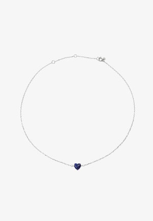 Collier en chaîne argentée avec un pendentif en forme de cœur bleu à finition brillante, entrecoupé de petites perles en argent.