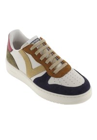 Sneaker med vitt läderöverdrag, bruna och beige mocka-accenter, marinblå mocka tå, rosa häl och beige snören. Perfekta perforeringar på tån.