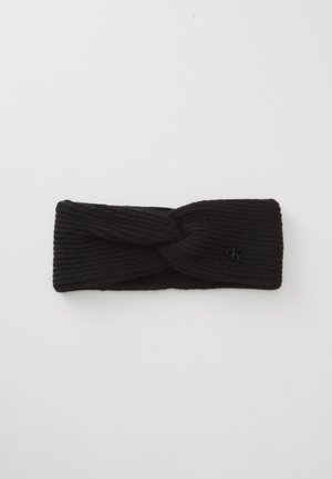 Faixa de cabelo tricotada preta com um design torcido, textura canelada e um pequeno logotipo em destaque. Material macio adequado para climas mais frios.